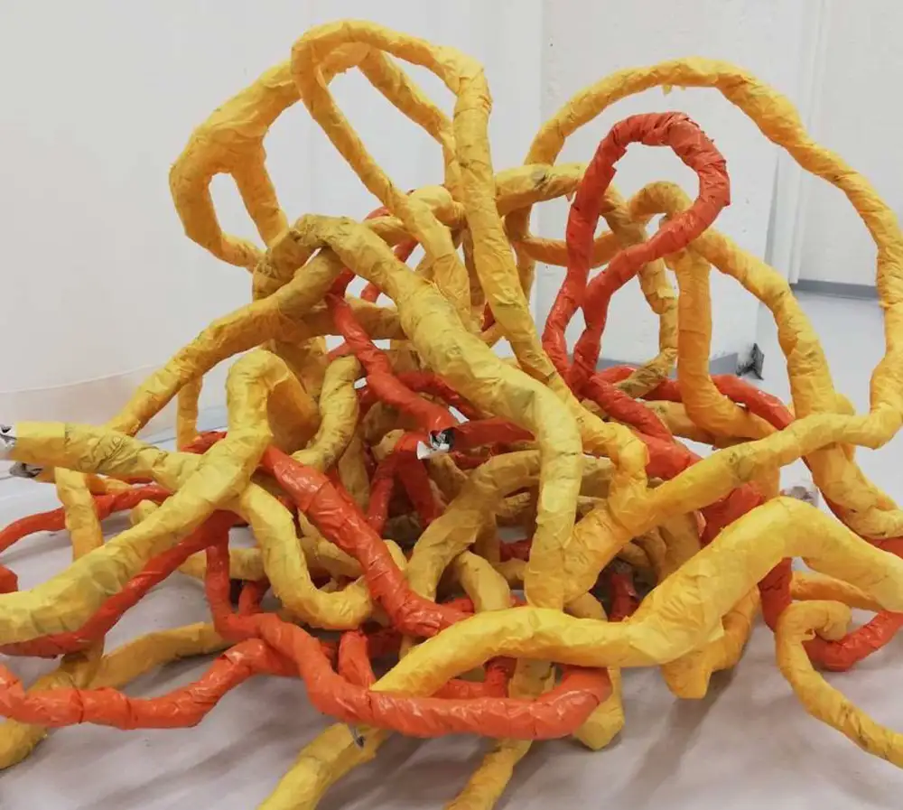 Ohne Titel – Skulptur aus Klebeband und Zeitungspapier